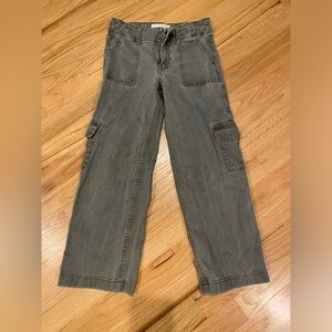 Abercrombie Kids - wide leg cargo pants - green - size 5/6 long - good condition